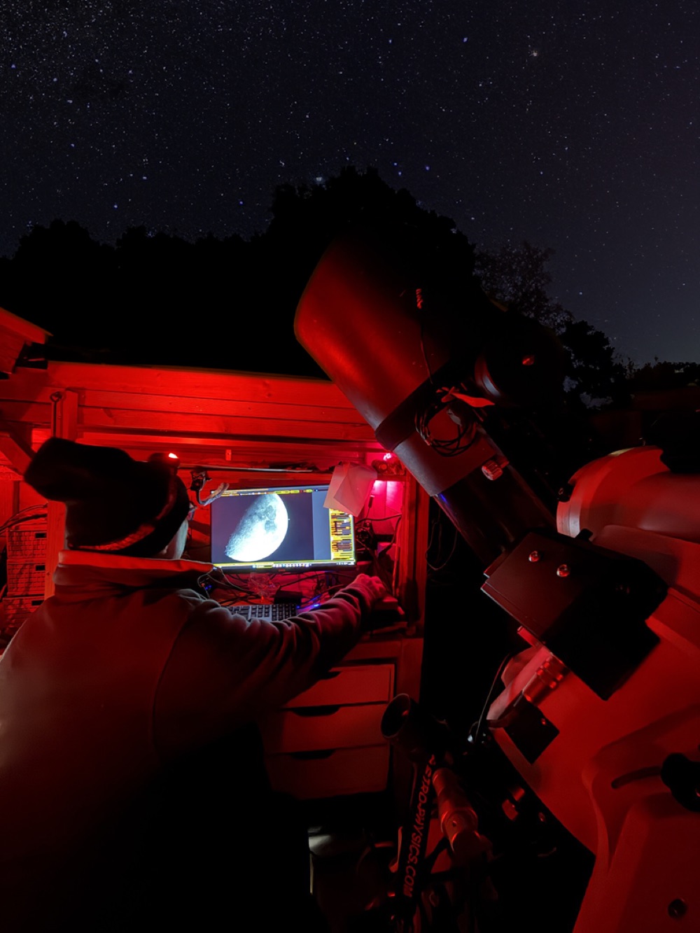 Observation astronomique sous lumière rouge